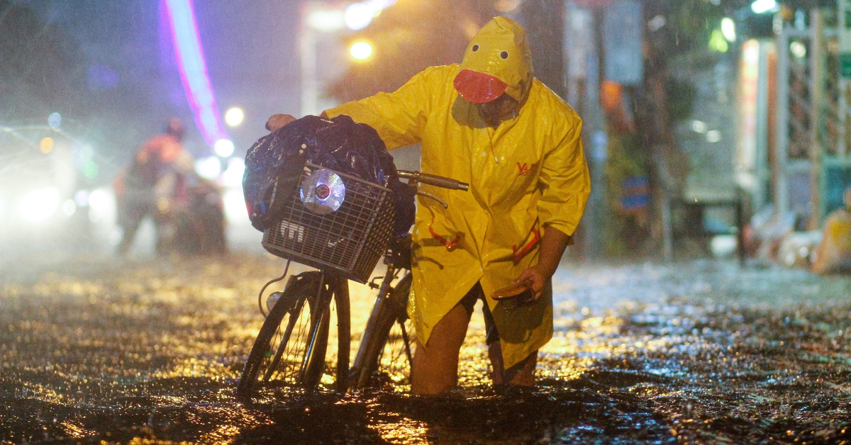 Đi qua ‘tứ giác ngập’ ở Gò Vấp cũ, mưa là dắt xe