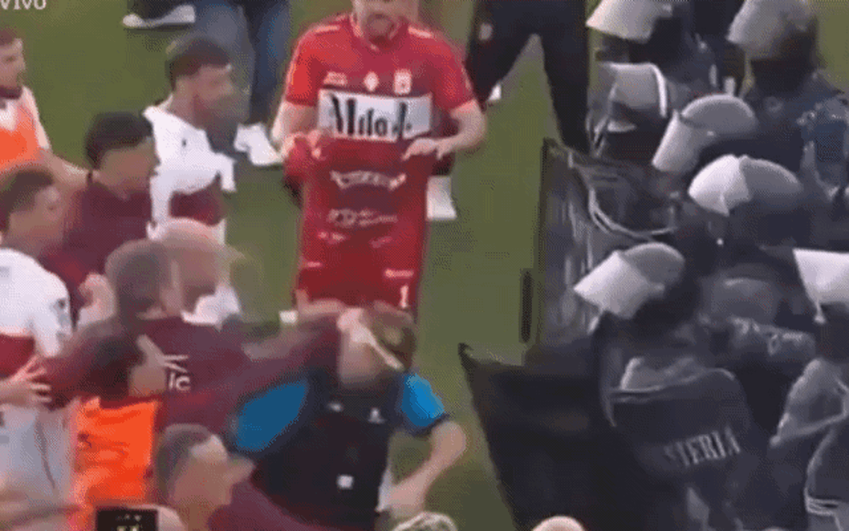 Hàng loạt cầu thủ Argentina bị cảnh sát xịt hơi cay