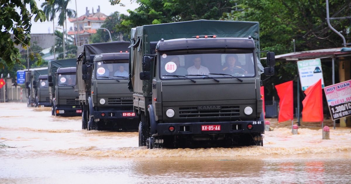 Chủ tịch nước Lương Cường đi xe đặc chủng quân đội vào vùng ngập Đà Nẵng dự Ngày hội đại đoàn kết