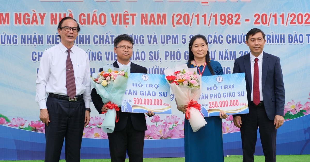 Trường đại học Đồng Tháp tặng 500 triệu đồng cho giảng viên đạt chuẩn giáo sư