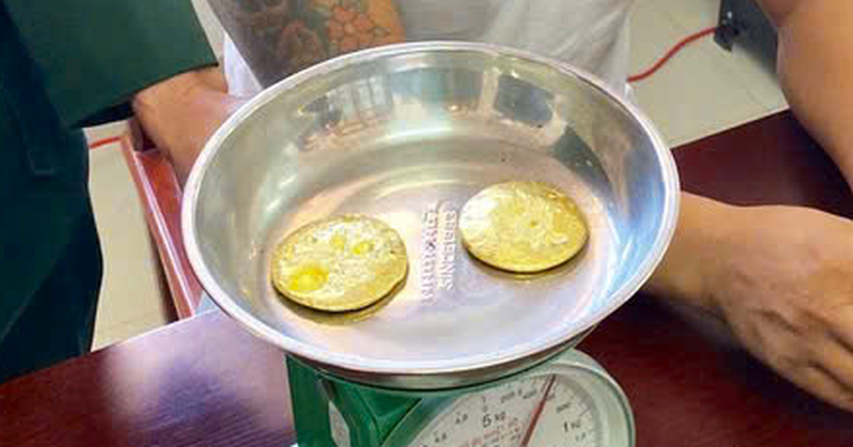 Tài xế giấu 2 miếng vàng tròn như mặt trời từ Lào về Việt Nam khai gì?