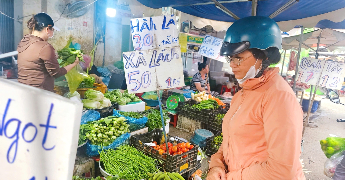 Giá rau, củ quả vọt lên như thời... COVID-19