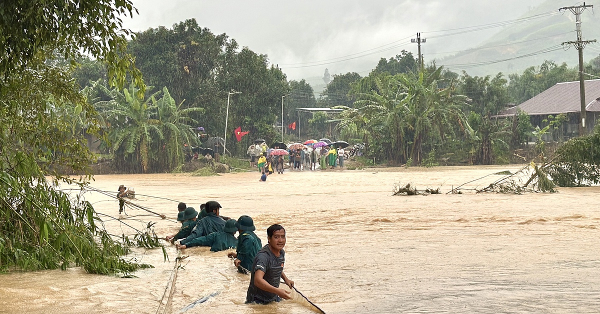 Bộ đội căng dây cáp qua sông cứu 200 người dân Đắk Lắk thoát lũ dữ
