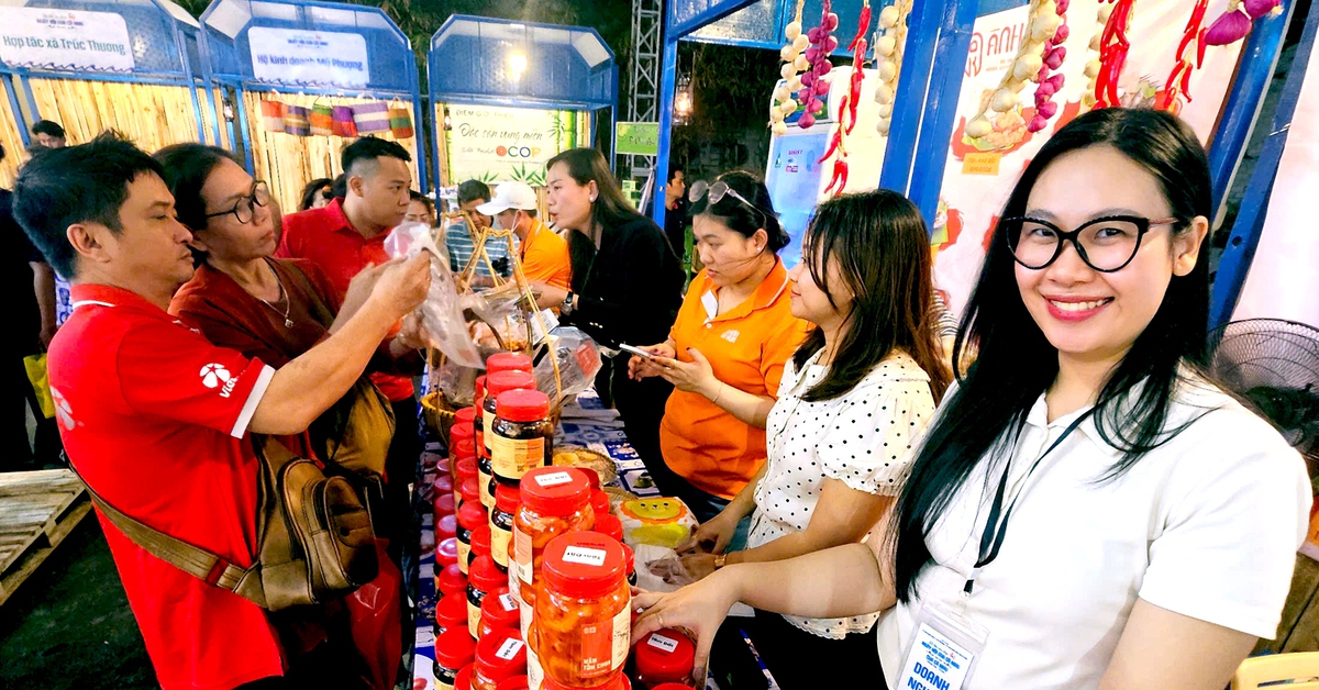 Người dân TP.HCM ùn ùn đến, Lễ hội cua Cà Mau 'hết sạch cua'