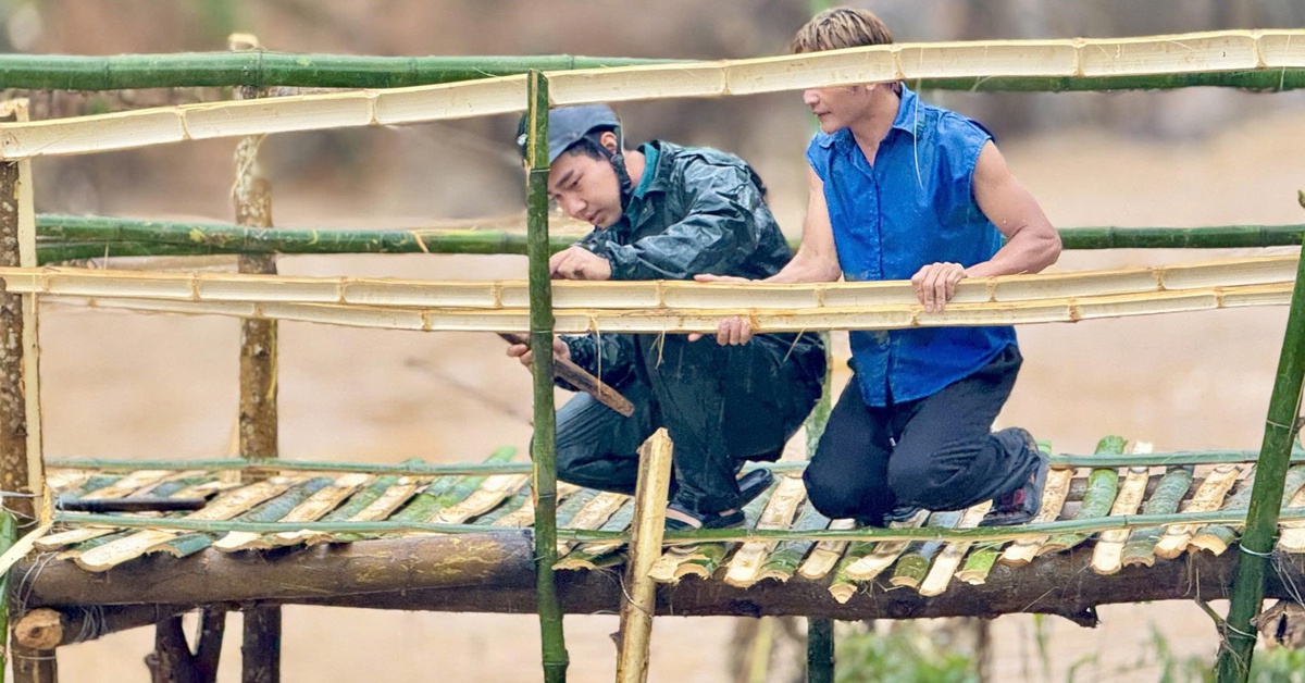 Cầu bê tông bị lũ cuốn sập, quân dân làm cầu tre giúp 1.200 người thoát cô lập