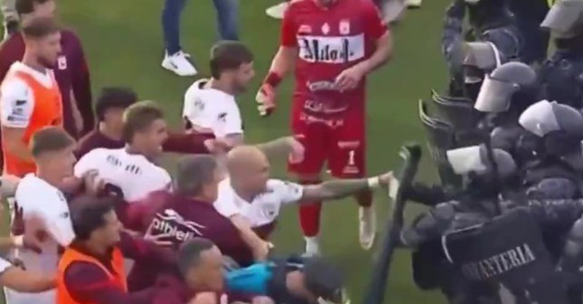 Hàng loạt cầu thủ Argentina bị cảnh sát xịt hơi cay