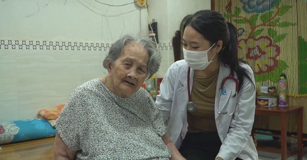 Cuộc thi Lan tỏa năng lượng tích cực 2025: Thăm khám, tặng quà cho các Mẹ Việt Nam Anh hùng