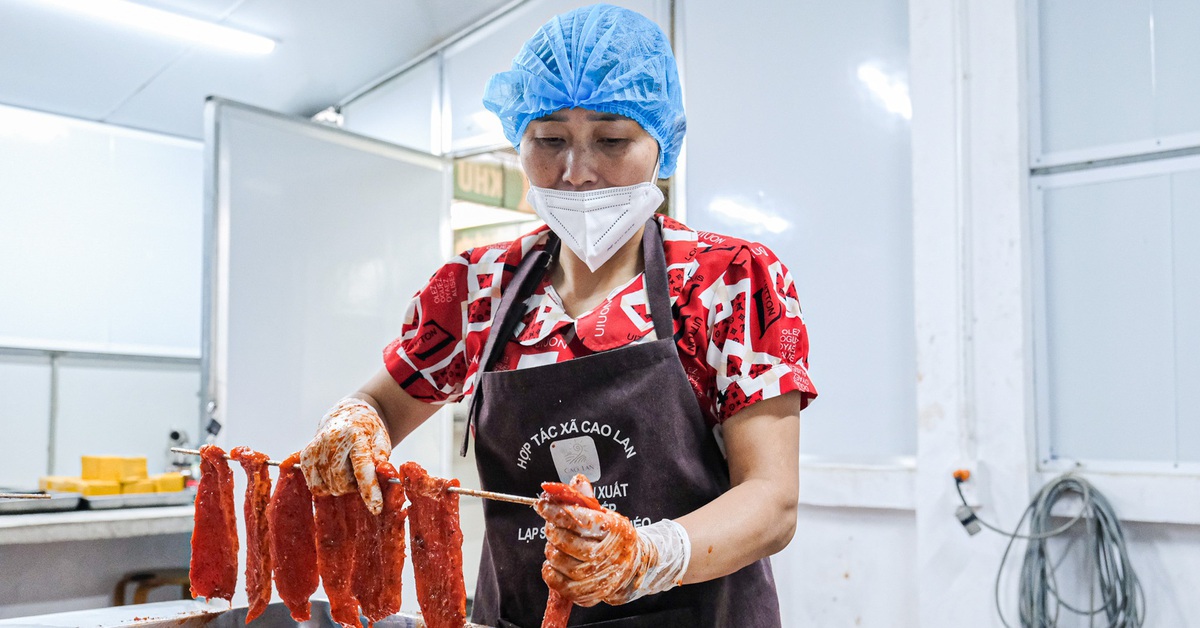 Độc lạ thịt gác bếp Cao Lan hun khói bằng củi vải