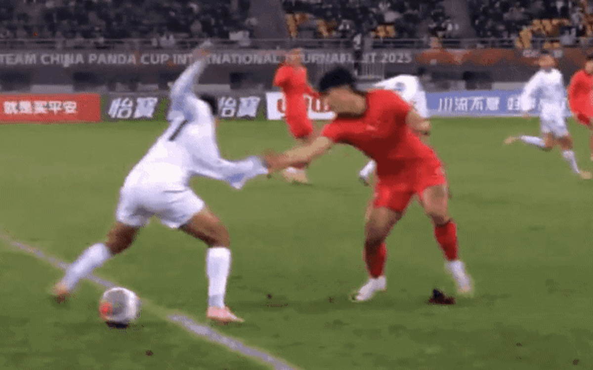 Cầu thủ U22 Trung Quốc bị đuổi vì kéo áo, 'tung chưởng' vào ngực đối thủ và chửi thề