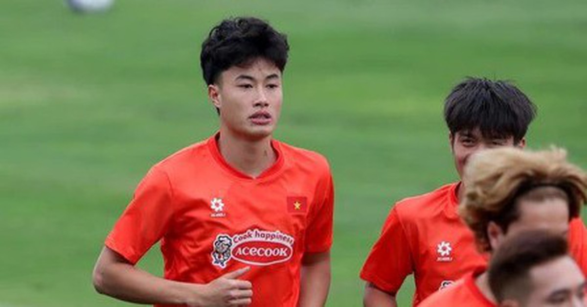 Văn Trường lên xe cấp cứu, U22 Việt Nam lo lắng cho SEA Games 33