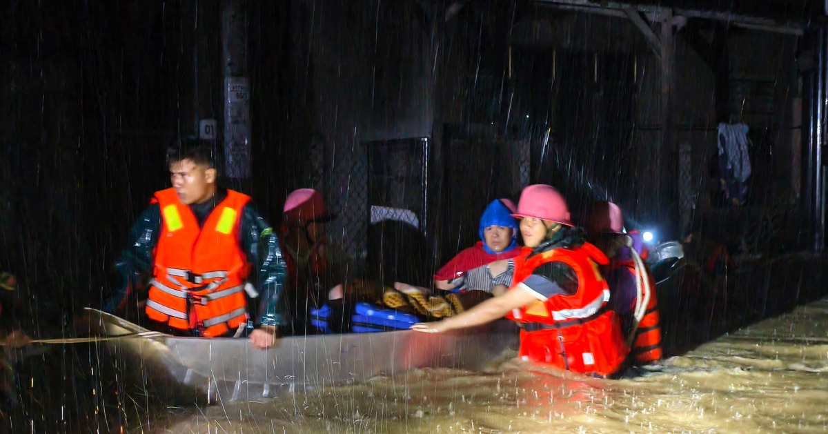 Người đàn ông bại liệt rơi xuống giường chết khi nước lũ dâng cao