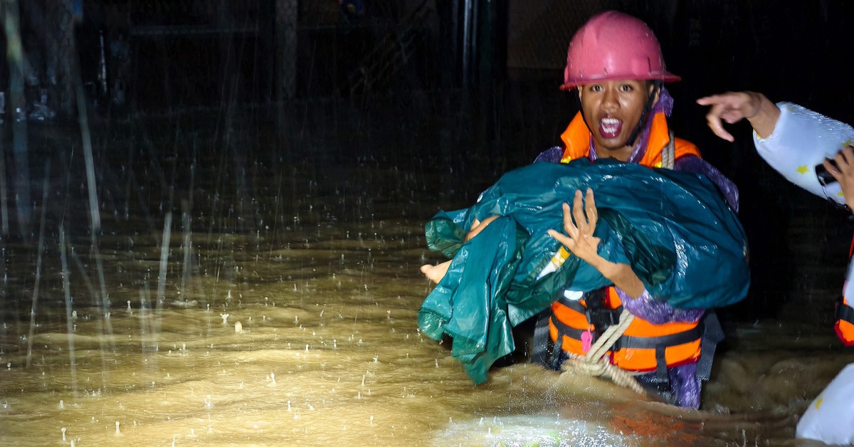 Công an, quân đội Gia Lai cứu dân trong lũ lụt