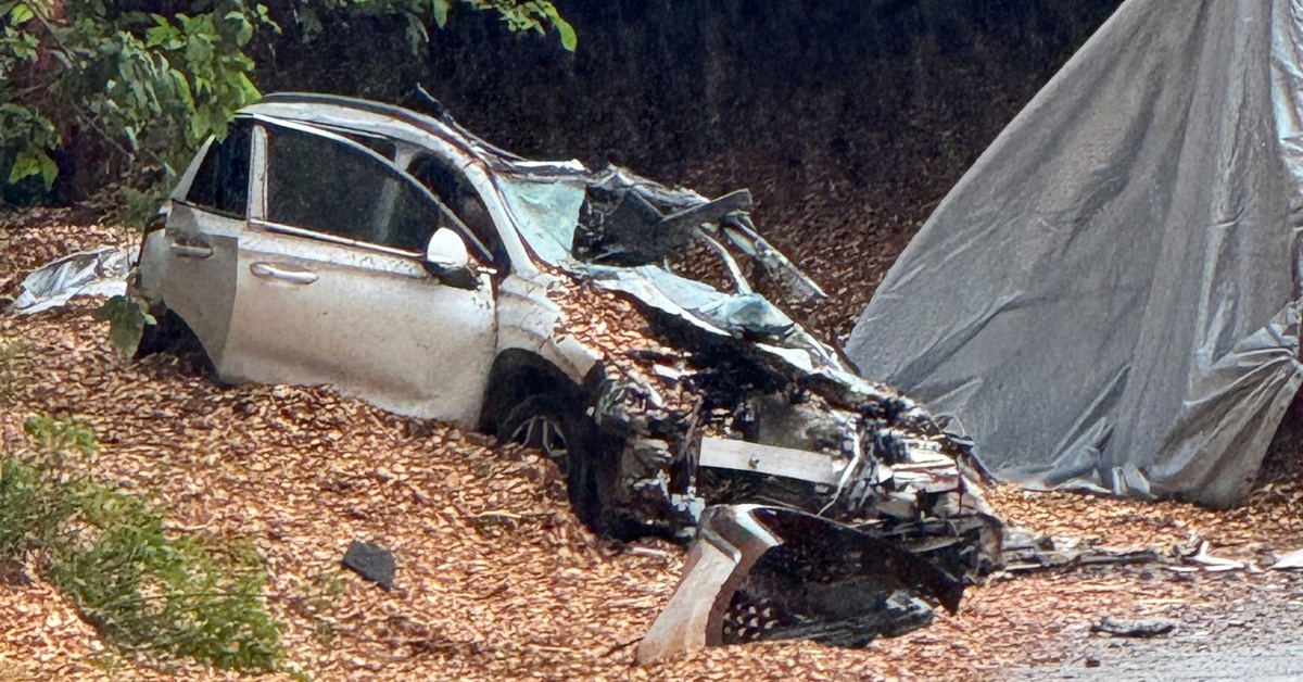 Thùng xe container lật đè xe con trên quốc lộ 28, có 5 người bị thương