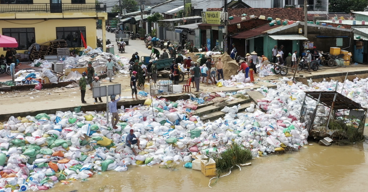 Cả ngàn người suốt 1 tháng hợp sức giữ kè bảo vệ làng sát sông Thu Bồn
