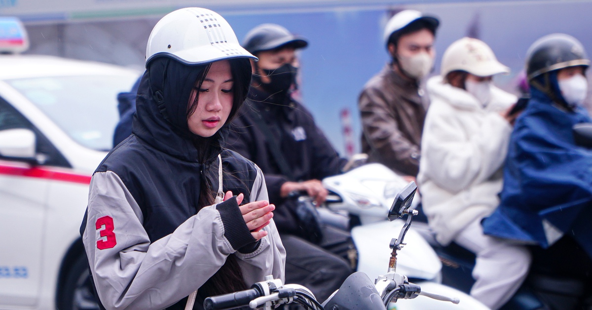 Rét đậm đầu đông, người Hà Nội trùm kín áo ấm, co ro