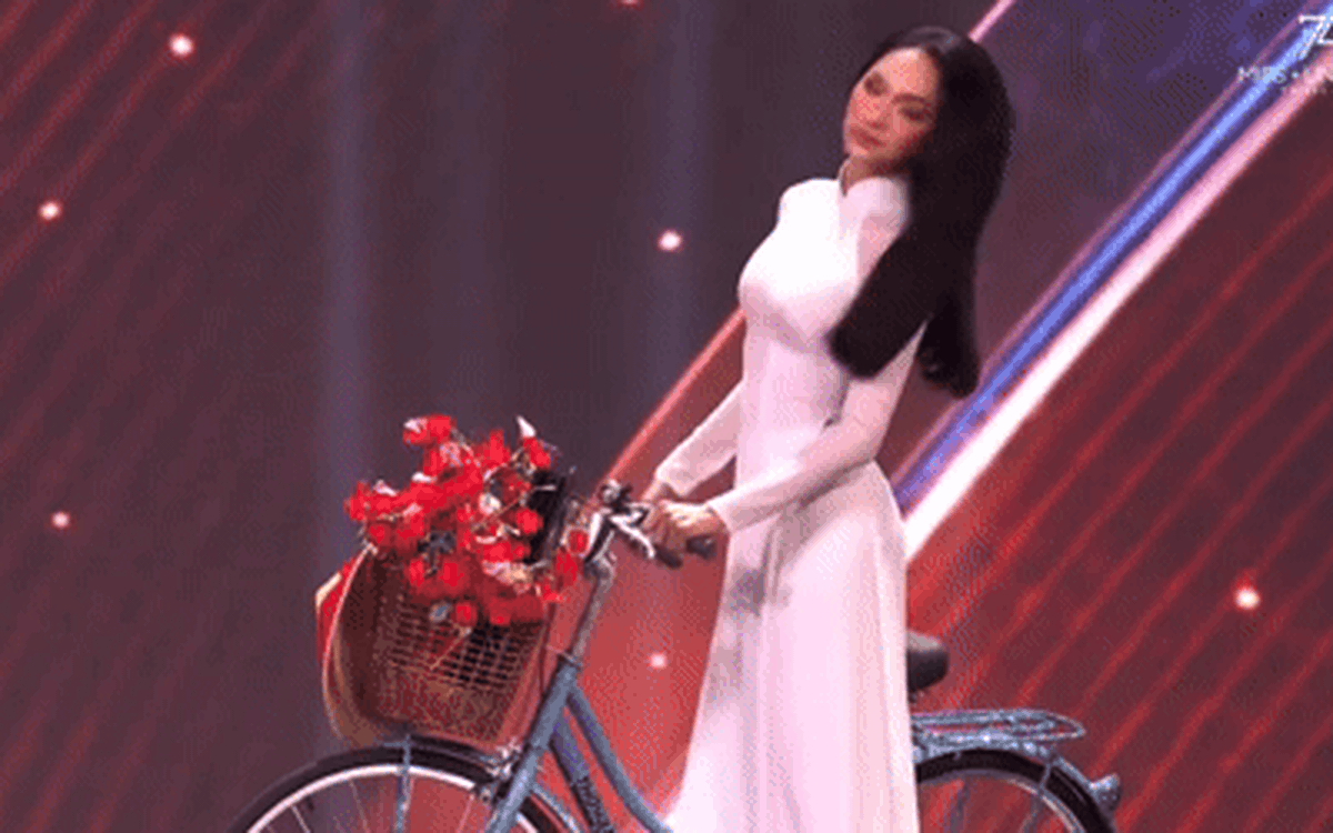 Hương Giang diện áo dài trắng, dắt xe đạp gắn phượng đỏ lên sân khấu Miss Universe