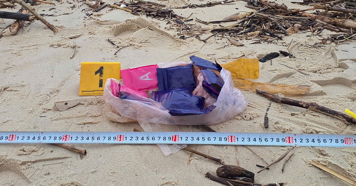 Bao ni lông quấn băng keo chứa chất nghi ma túy dạt vào bờ biển