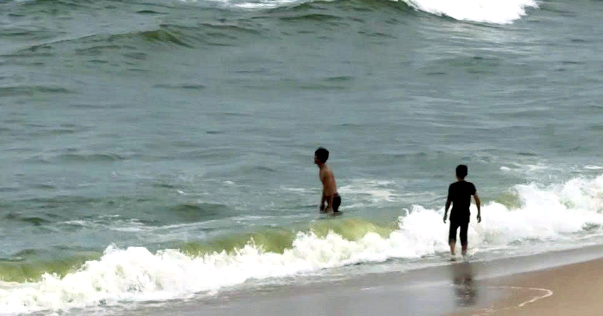 Nước biển ở Vũng Tàu có màu xanh lá khác lạ do vi tảo