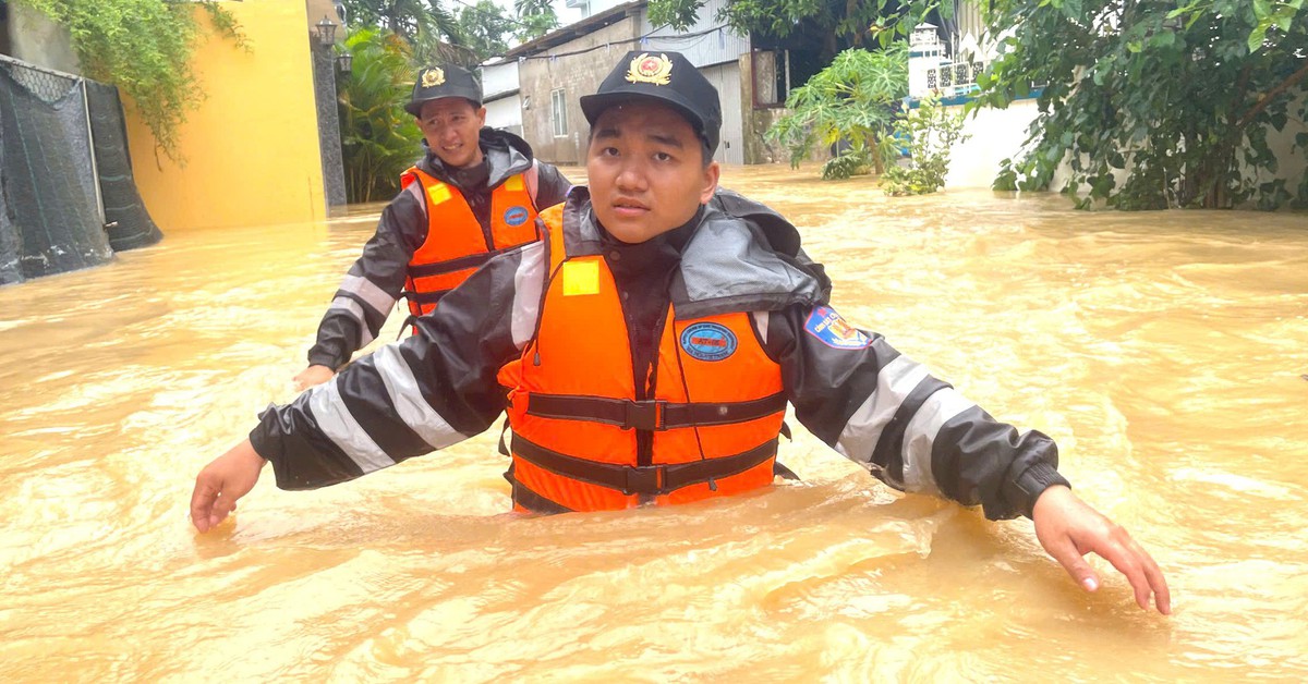 PV Tuổi Trẻ vượt dòng lũ xiết cùng lực lượng cảnh sát tiếp tế vùng bị lũ cô lập ở Nha Trang