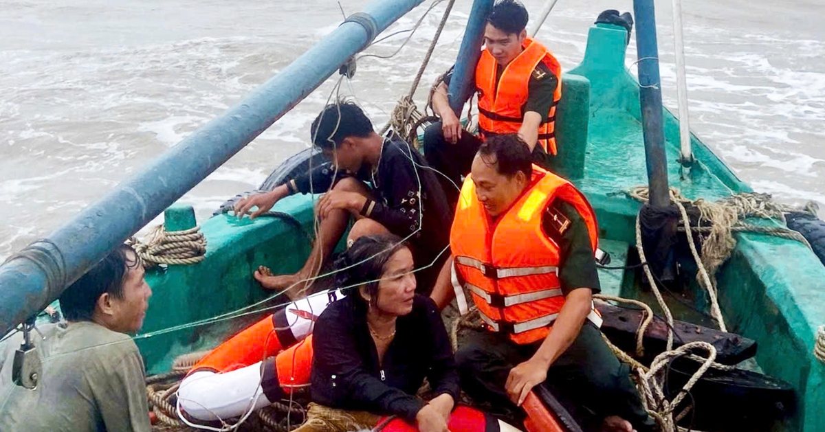 Bộ đội biên phòng Cà Mau cứu được 2 vợ chồng bị chìm tàu trên biển