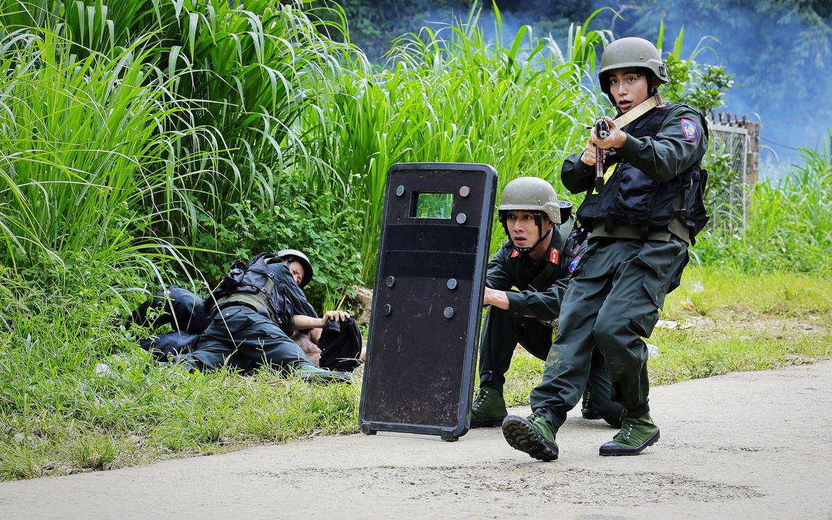 MONO tự tin đá văng lựu đạn trong Chiến sĩ quả cảm