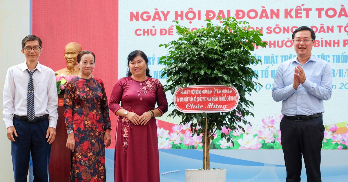 Ông Lê Quốc Phong dự Ngày hội Đại đoàn kết ở Bình Phú, tặng cây xanh thay hoa chúc mừng