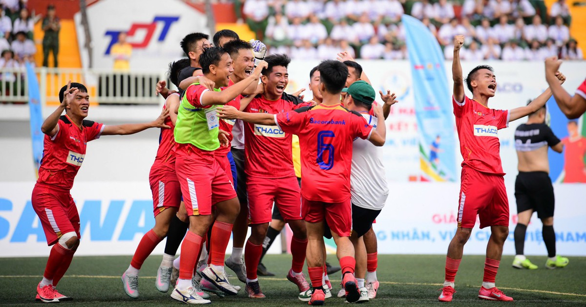 Sacombank vô địch nghẹt thở Giải bóng đá công nhân, viên chức Việt Nam 2025