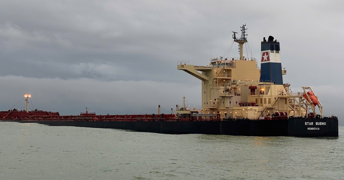 Tàu chở 175.000 tấn quặng sắt mắc cạn ở Dung Quất, nguy cơ chìm, tràn dầu