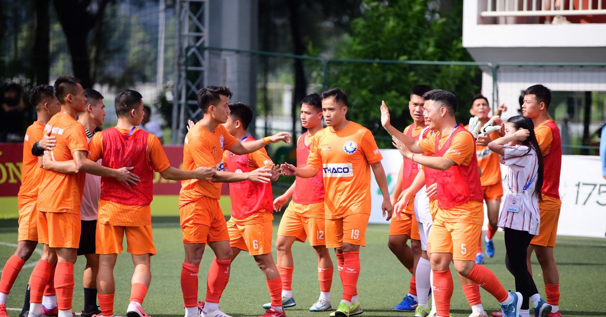 Trích tiền thưởng Giải bóng đá công nhân, viên chức ủng hộ đồng bào miền Trung