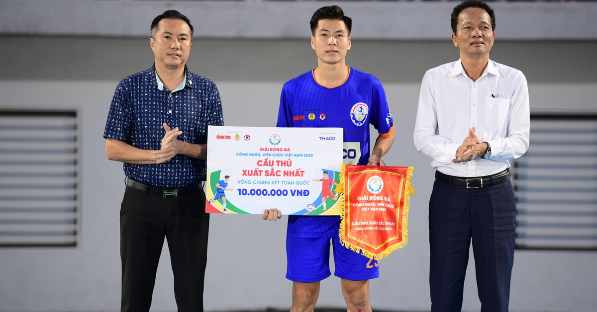 Nguyễn Anh Sơn giành danh hiệu Cầu thủ xuất sắc nhất Giải bóng đá công nhân, viên chức Việt Nam 2025