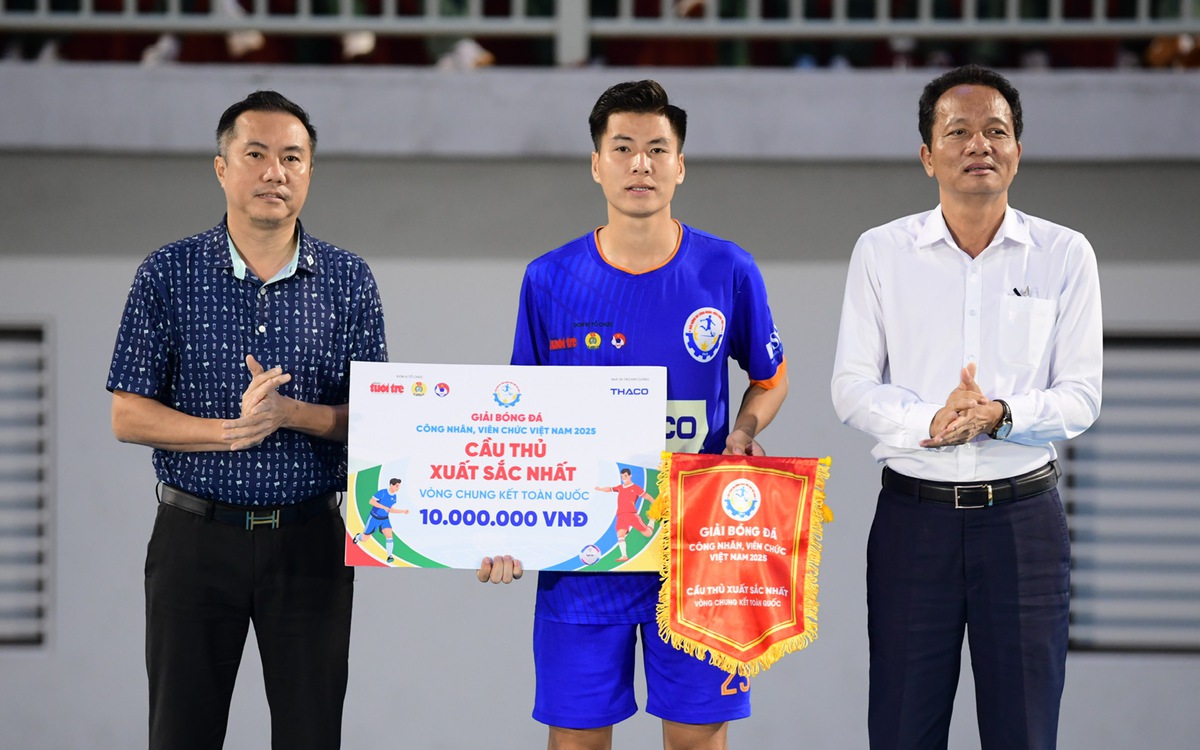 Nguyễn Anh Sơn giành danh hiệu Cầu thủ xuất sắc nhất Giải bóng đá công nhân, viên chức Việt Nam 2025
