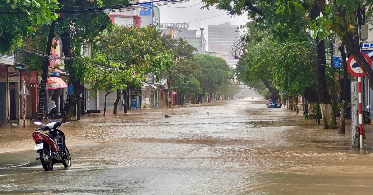 Nam sinh bám vào sợi dây điện giữa dòng nước lũ, được nhân viên bưu điện cứu kịp