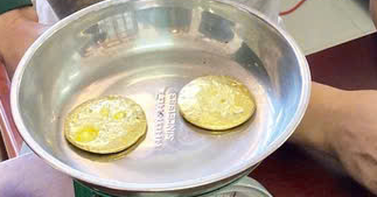 Khởi tố tài xế giấu 2 miếng vàng 'tròn như mặt trời' chở về Việt Nam