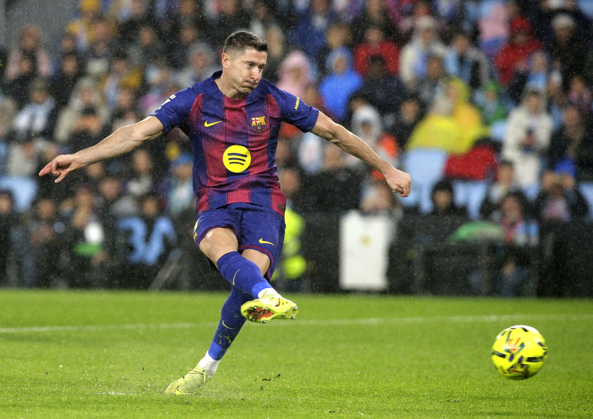 Barcelona từng năn nỉ Lewandowski... không ghi bàn