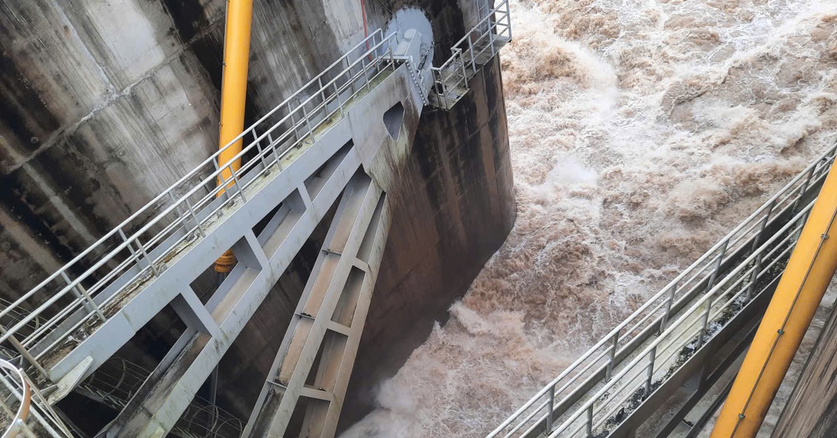 Thủy điện Sông Ba Hạ xả lũ tương đương 30 lần lưu lượng chạy máy, tiêu thụ điện vẫn ở mức thấp