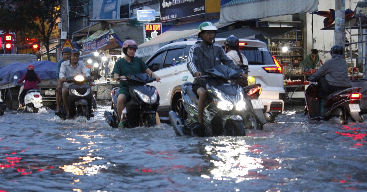 Nhiều người dân TP.HCM 'ướt nhẹp' giờ tan tầm dù trời không mưa