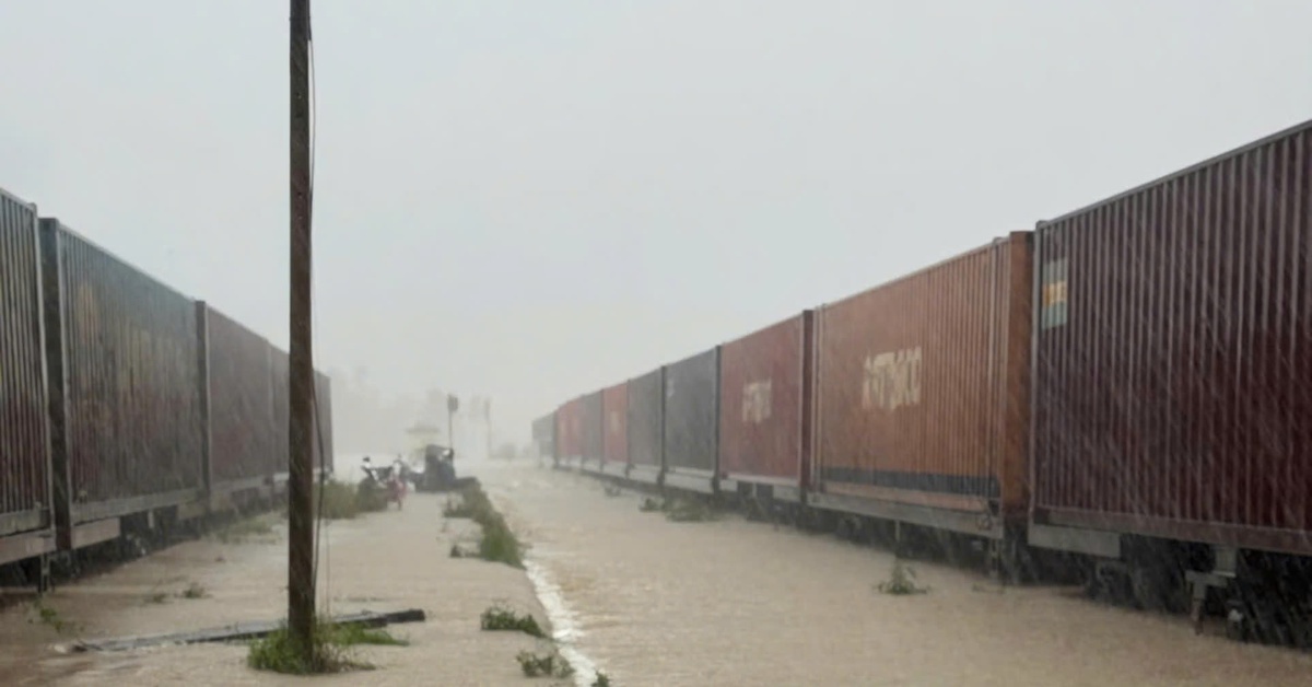 Đường sắt tạm ngừng chạy do mưa lũ, đổi trả vé online miễn phí thế nào?