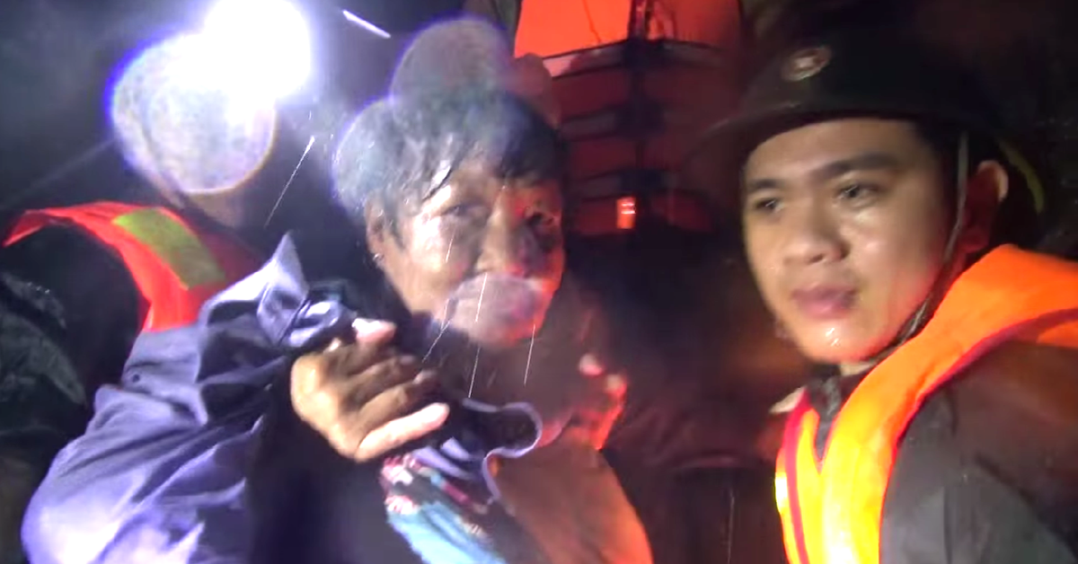 Nam Trung Bộ vẫn ngập nặng: Cứu dân trong đêm, hỗ trợ thực phẩm hành khách đường sắt kẹt ở Phú Yên