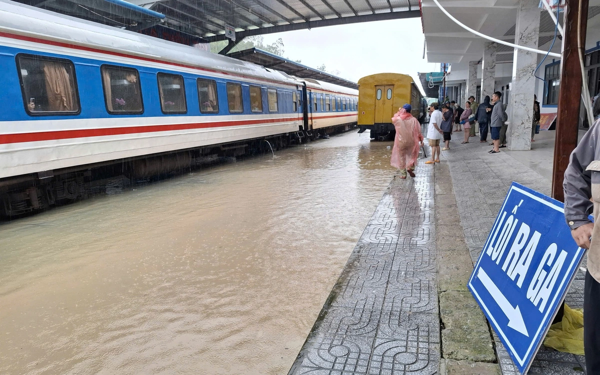 Močno deževje ohromilo železniški promet v osrednji Vietnamu, prizadeti tisoči potnikov