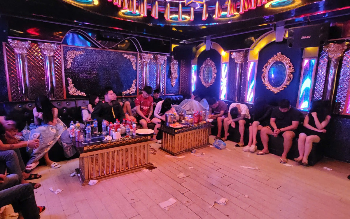 3 quán karaoke ở Hà Nội chứa chấp sử dụng ma túy, gần 100 người liên quan, thu nhiều súng đạn
