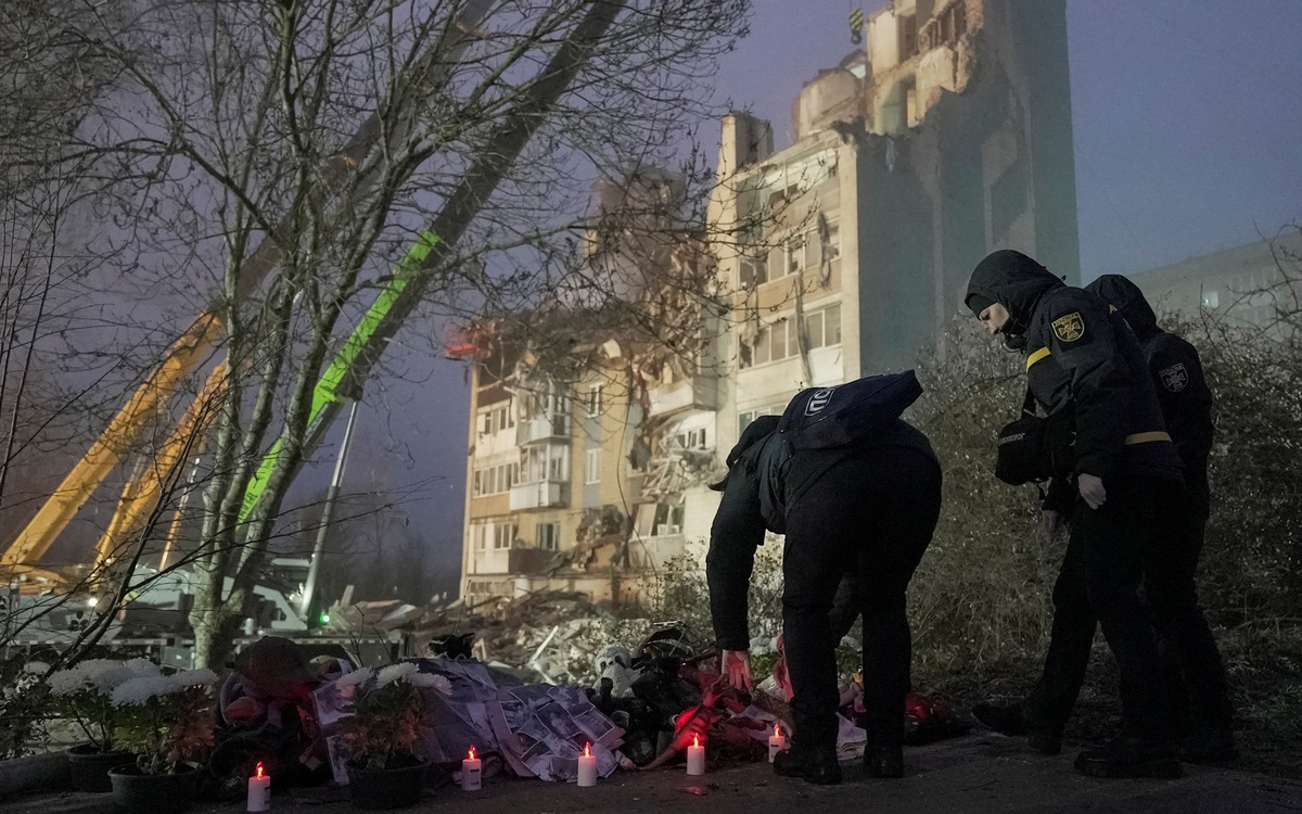 Nga tập kích ồ ạt vào Ukraine: Ít nhất 26 người chết, hàng trăm người thương vong