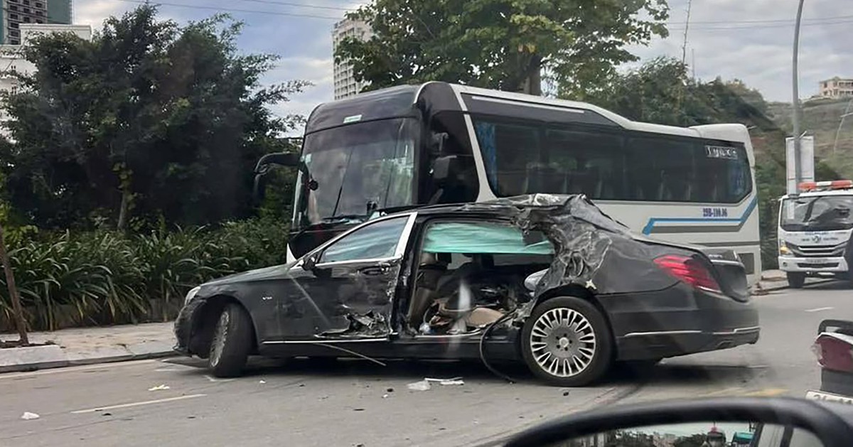 Xe Mercedes Maybach phóng nhanh tông vào xe khách đỗ ven đường, tài xế bị thương nặng