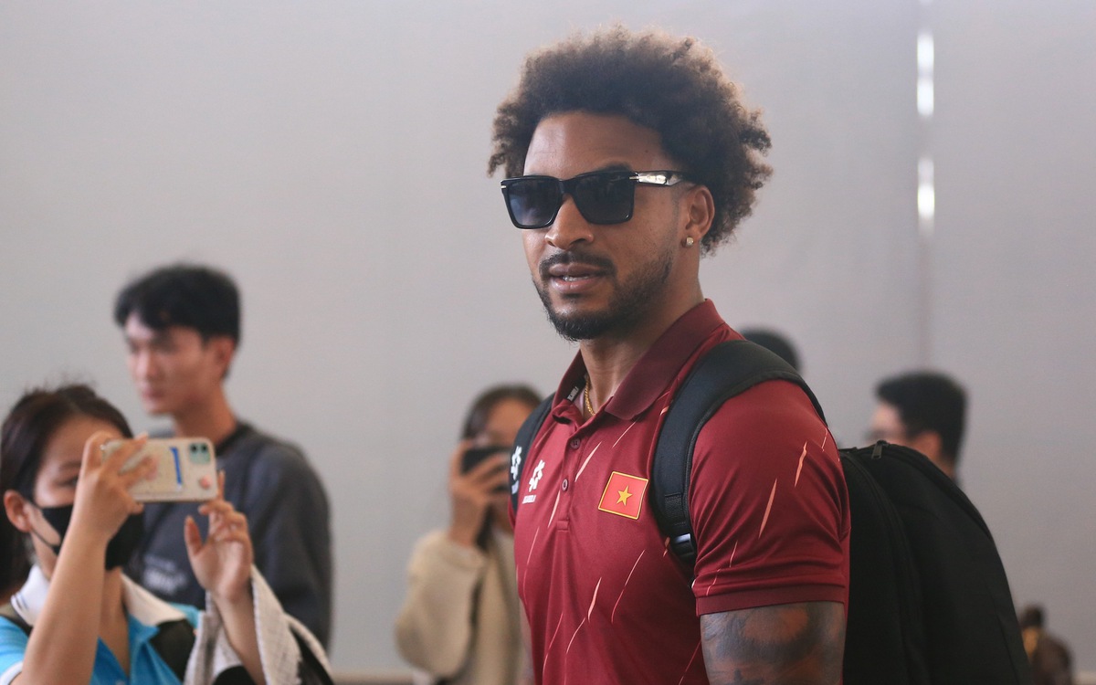 Tuyển Việt Nam về nước, tạm biệt HLV Kim Sang Sik ở sân bay