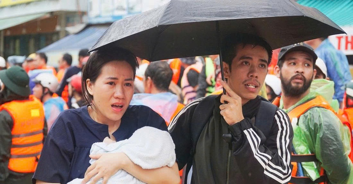 Người dân vùng lũ Nha Trang: Thấy ca nô tới mừng phát khóc sau đêm co ro, run rẩy trên mái nhà