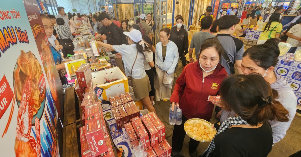 TP.HCM: Khách ùn ùn đến mua cua Cà Mau ở lễ hội, người bán bất ngờ vì 'hàng lên là hết'