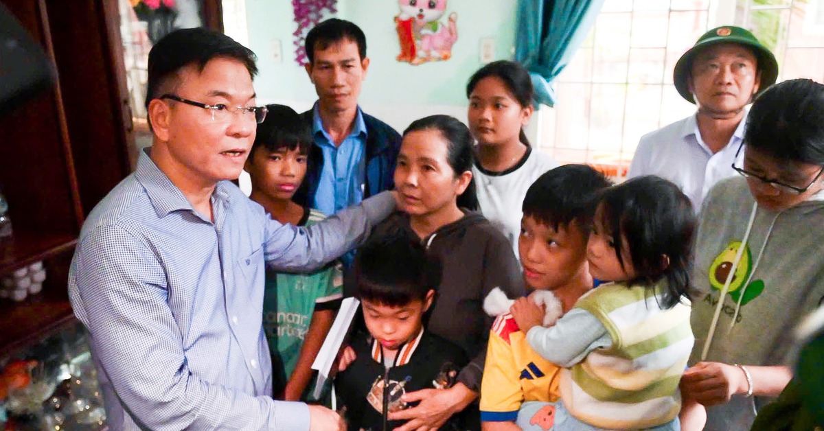 Phó thủ tướng Lê Thành Long thăm người dân vùng lũ Gia Lai