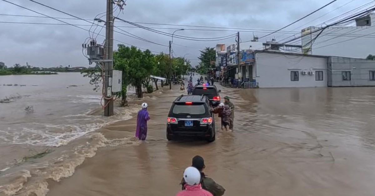 Đoàn xe Bí thư Đắk Lắk che chắn cho người dân qua đoạn ngập