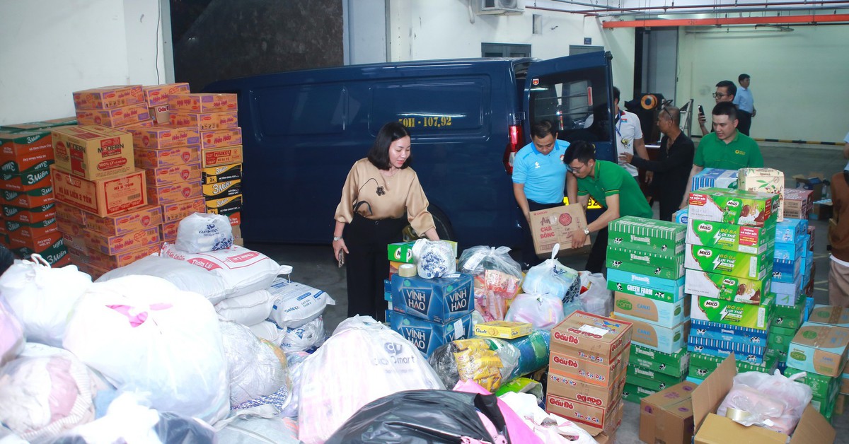Người dân TP.HCM nườm nượp đem quần áo, nhu yếu phẩm gửi hỗ trợ đồng bào vùng lũ