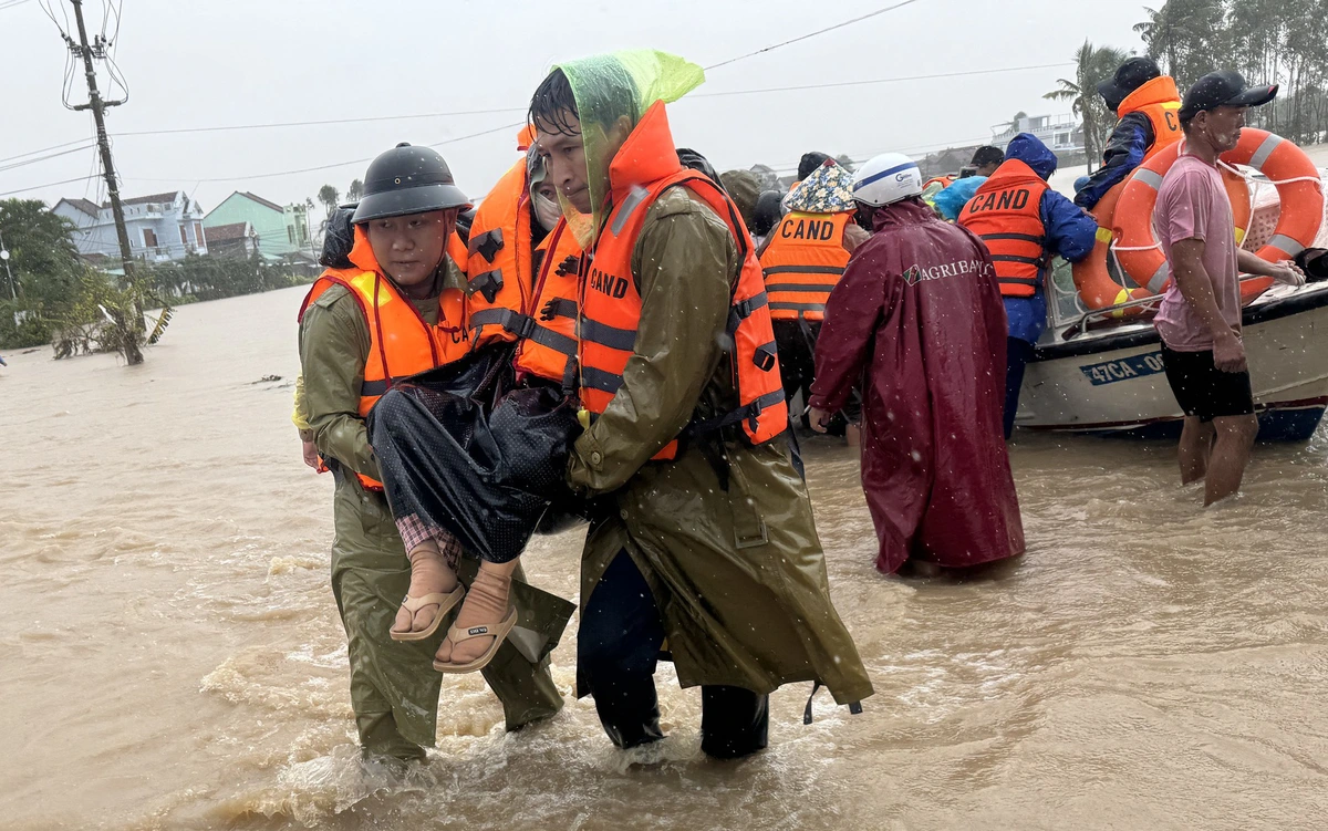 Poplave v osrednjem Vietnamu zahtevale 50 življenj in povzročile za več kot 3.000 milijard dolarjev škode