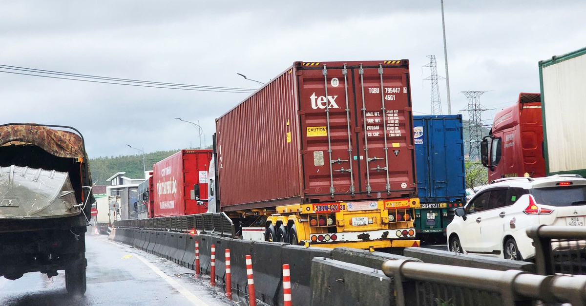 Quốc lộ 1 từ Sông Cầu đến Tuy An kẹt nghiêm trọng, hàng ngàn xe 'chôn bánh'